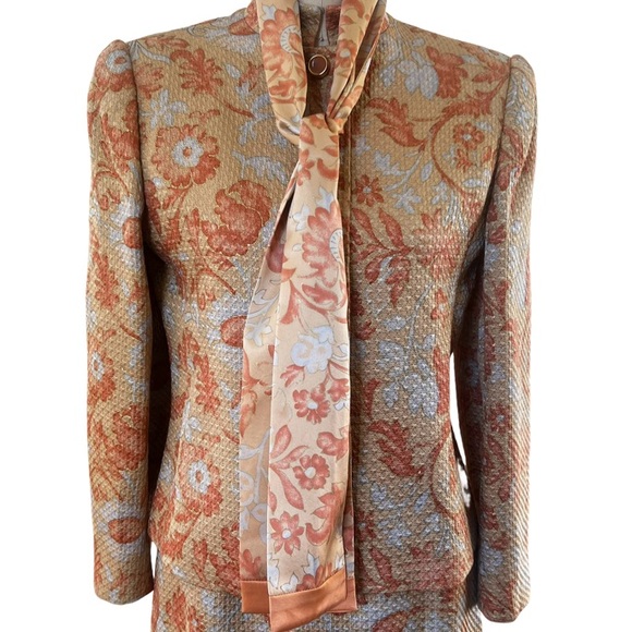 VINTAGE WILLIAM PEARSON Jacquard Three Piece Suit in Floral Tan Size 6 - Picture 3 of 16